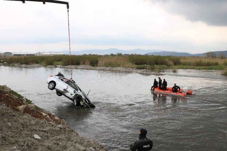 Polisten kaçarken suya düşen otomobilde şüphelinin cesedine ulaşıldı