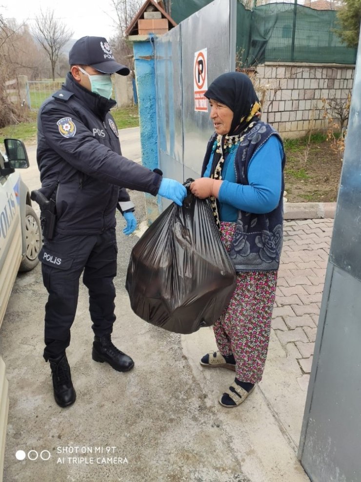 Polis ekiplerinden yaşlılara kesintisiz hizmet