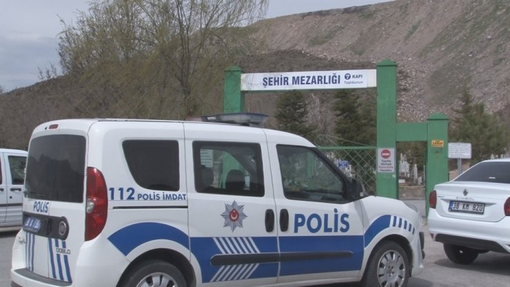 Mezarlık süsü verilen yer polisi harekete geçirdi