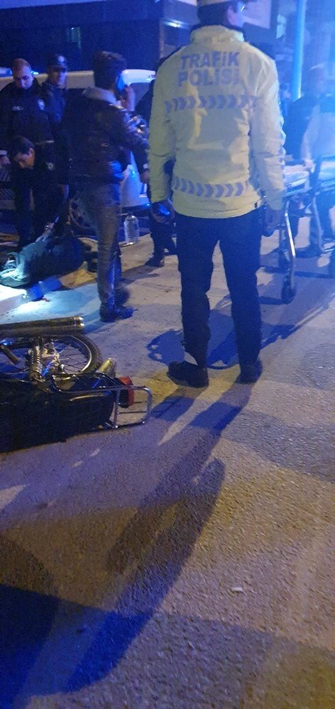 Isparta’da kamyonet motosiklete çarptı: 3 yaralı