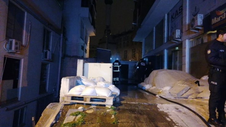 İş yerinde çıkan yangın paniğe neden oldu