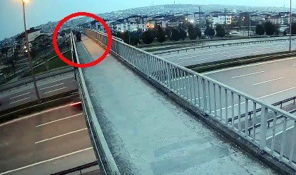 Üst geçitte karşılaştığı kadının çantasını böyle gasp etti