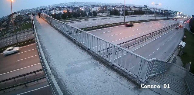 Üst geçitte karşılaştığı kadının çantasını böyle gasp etti