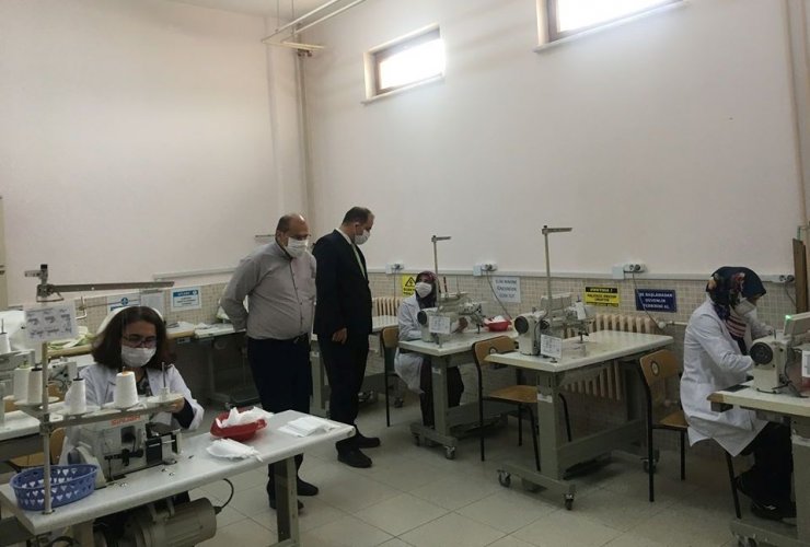 Konyada öğretmenler Devlet Hastanesi için maske üretiyor