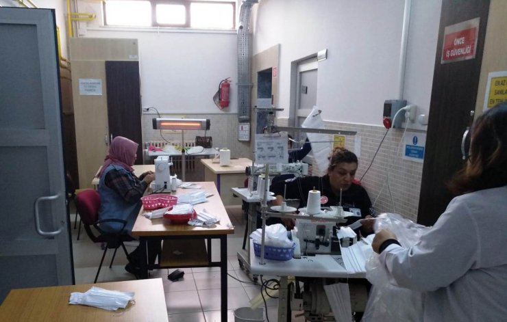 Konyada öğretmenler Devlet Hastanesi için maske üretiyor