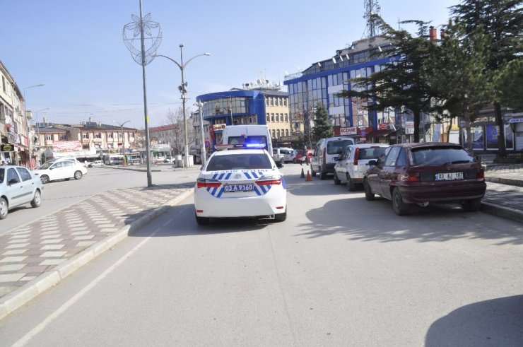 Evinden çıkamayan yaşlının emekli maaşını çekip iş yerine taksitini de ödeyerek kalanını teslim ettiler