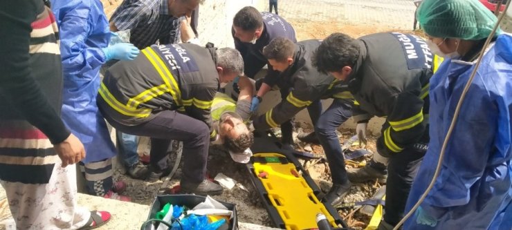 Yüksekten düşen işçiye demir saplandı