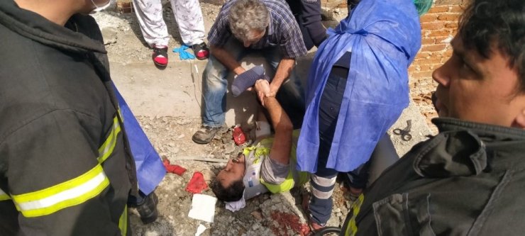 Yüksekten düşen işçiye demir saplandı