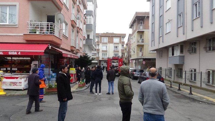 Yangın nedeniyle evinde mahsur kalan yaşlı adamı itfaiye kurtardı