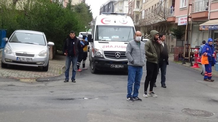 Yangın nedeniyle evinde mahsur kalan yaşlı adamı itfaiye kurtardı