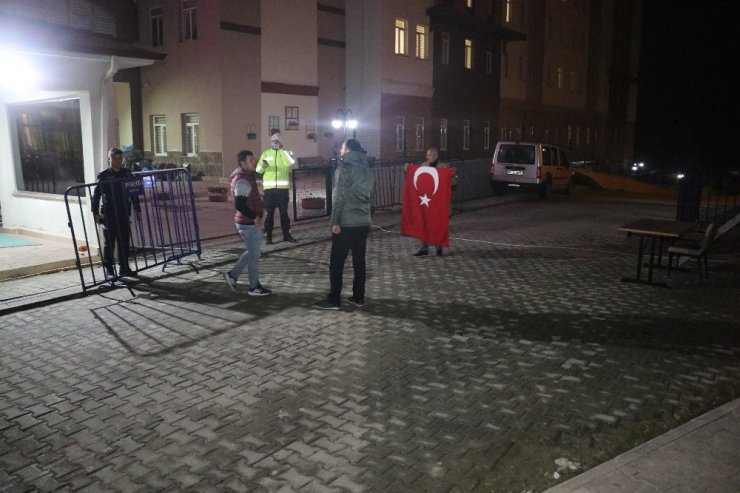 Türkiye Cumhuriyeti’ne küfür eden karantinadaki öğrencilere vatandaşlardan tepki