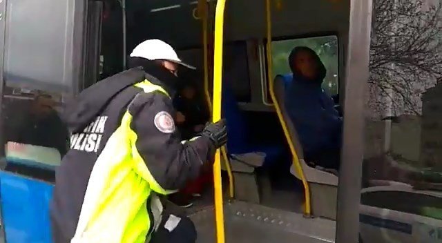 Bursa’da polis ekipleri toplu taşıma araçlarını sıkı denetime aldı