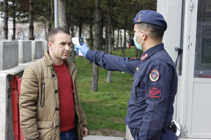 Jandarma her sabah hizmet binaları ve araçlarını dezenfekte cihazı ile temizliyor