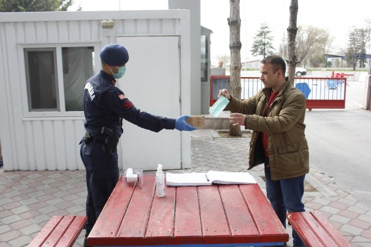 Jandarma her sabah hizmet binaları ve araçlarını dezenfekte cihazı ile temizliyor