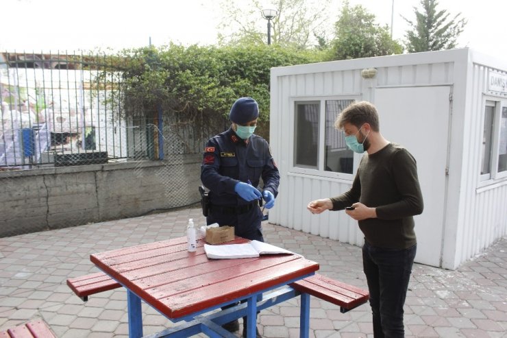 Jandarma her sabah hizmet binaları ve araçlarını dezenfekte cihazı ile temizliyor