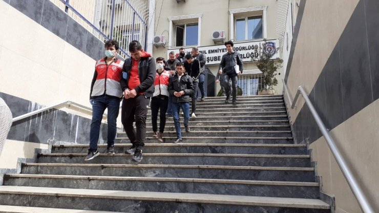 Dolandırıcılık şüphelileri “korona virüs” önlemiyle adliyeye sevk edildi