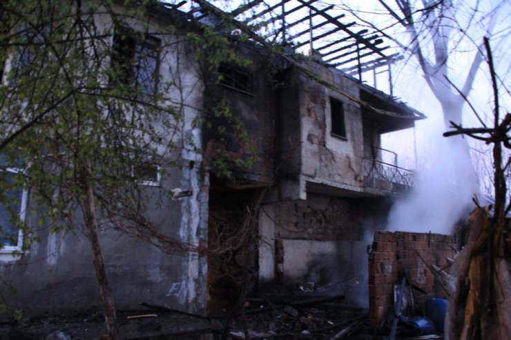 Samanlıktan çıkan yangın 2 katlı evi küle çeviriyordu