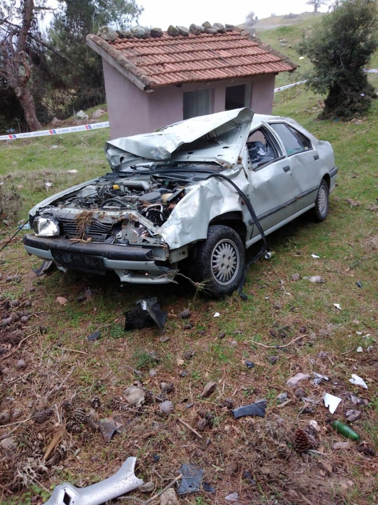 Manisa'da otomobil şarampole devrildi: 1 ölü, 2 ağır yaralı
