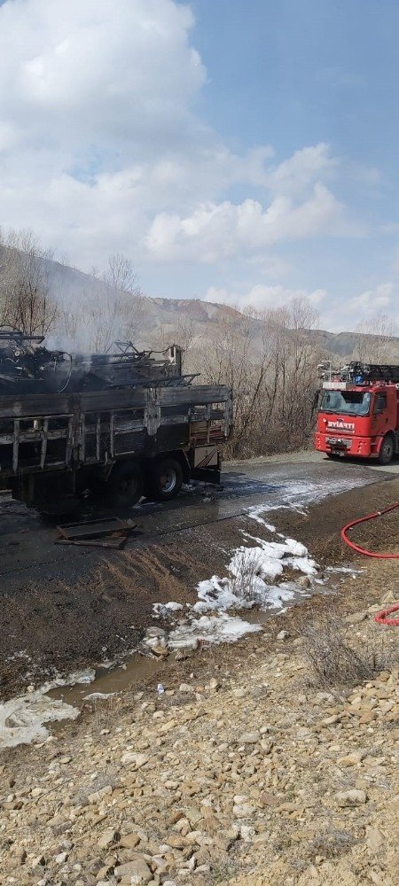 Sondaj makinesi yüklü kamyon alev alev yandı