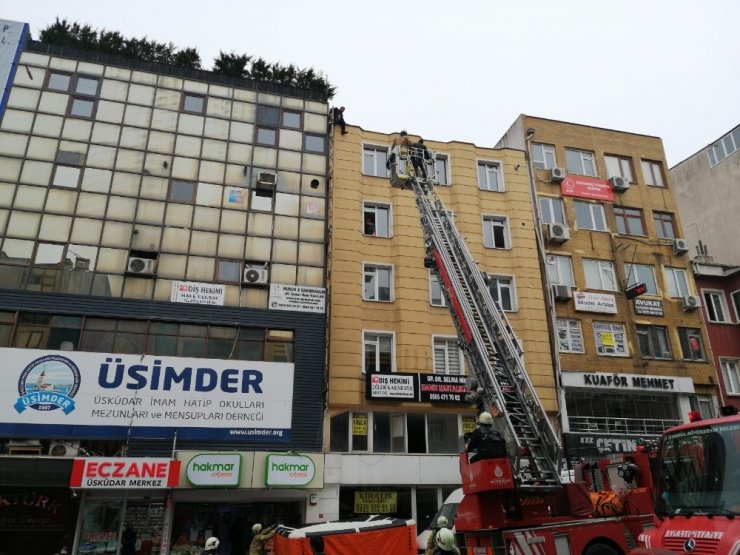 5 katlı binanın çatısına çıkan şahıs intihardan zar zor vazgeçirildi