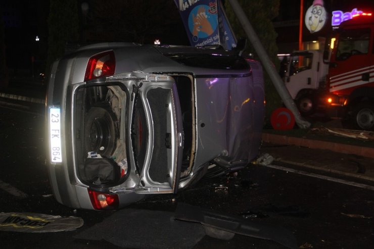 Çarpışan otomobillerden biri yan yattı: 3 yaralı