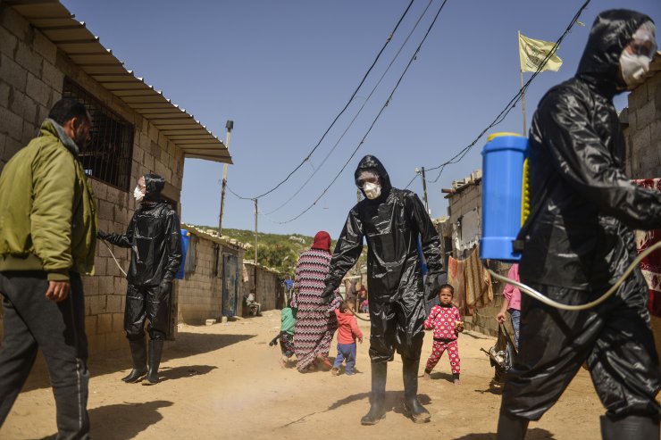 Gazzeli gönüllüler koronavirüsle mücadele için sokakları dezenfekte etti