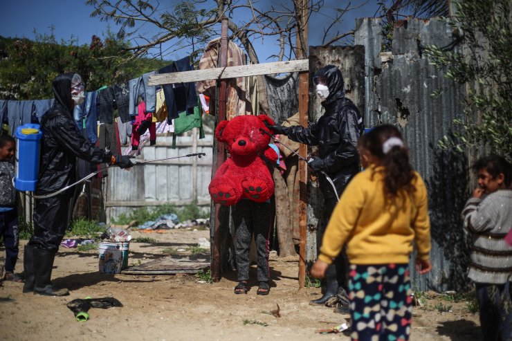 Gazzeli gönüllüler koronavirüsle mücadele için sokakları dezenfekte etti