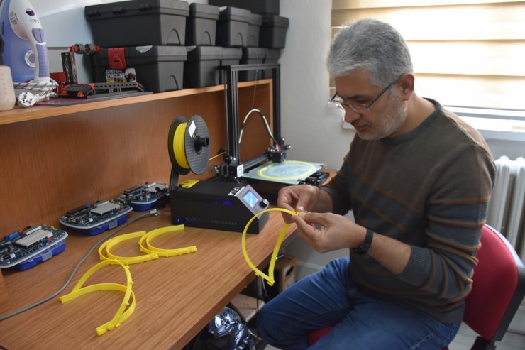 Adıyaman'da öğretmenler evlerinde yüz koruyucu siperlik üretiyor