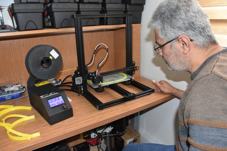 Adıyaman'da öğretmenler evlerinde yüz koruyucu siperlik üretiyor