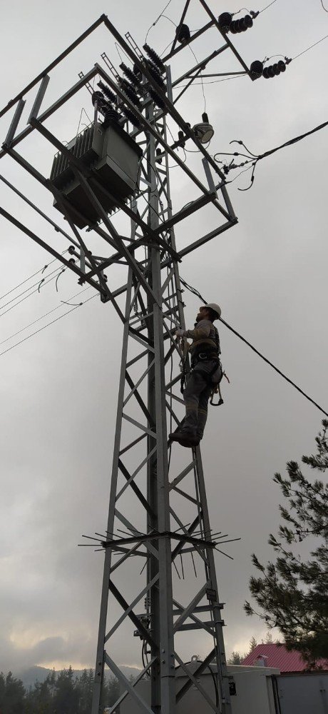 Hırsızlar ilçeyi elektriksiz bıraktı