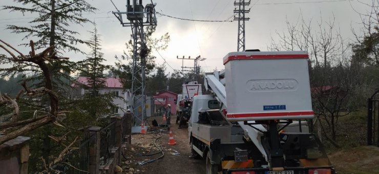 Hırsızlar ilçeyi elektriksiz bıraktı