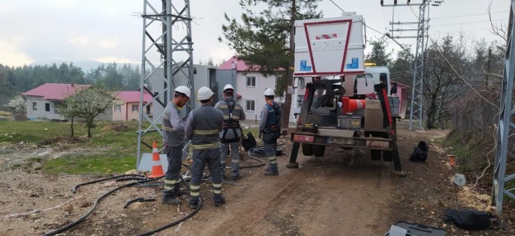 Hırsızlar ilçeyi elektriksiz bıraktı