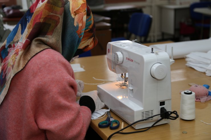 Erzurumlu kadınlar Kovid-19 nedeniyle gönüllü olarak maske üretmeye başladı