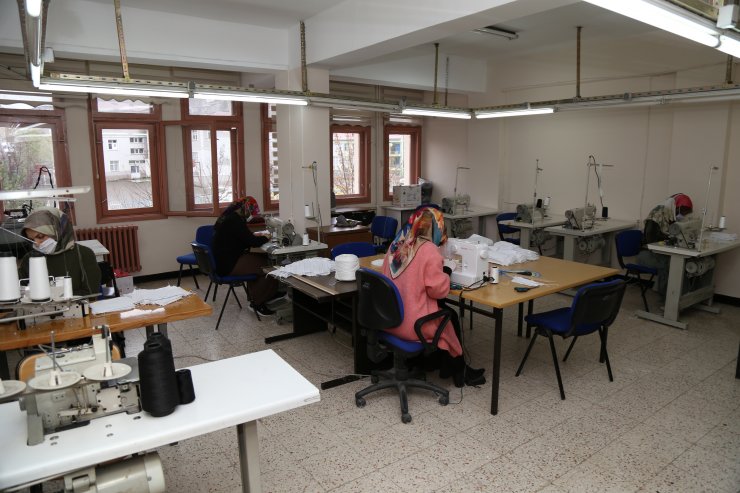 Erzurumlu kadınlar Kovid-19 nedeniyle gönüllü olarak maske üretmeye başladı