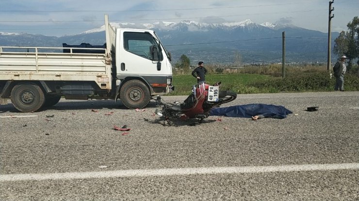 Kamyonet ile motosiklete çarptı: 1 Ölü