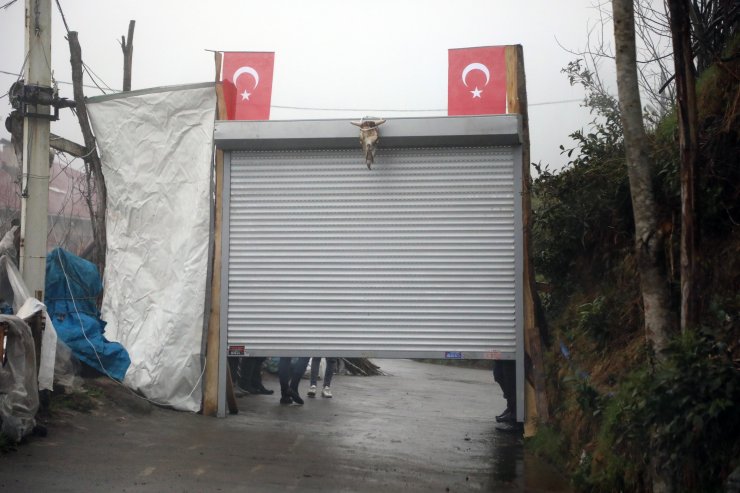 Koronavirüsten korunmak için mahalle yolunu kepenkle kapatarak önlem aldılar