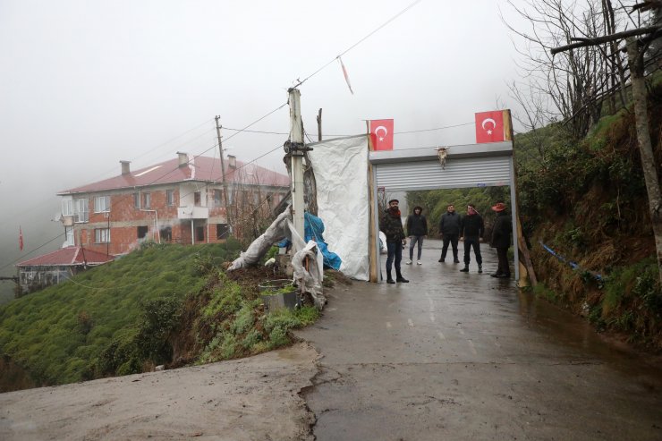 Koronavirüsten korunmak için mahalle yolunu kepenkle kapatarak önlem aldılar