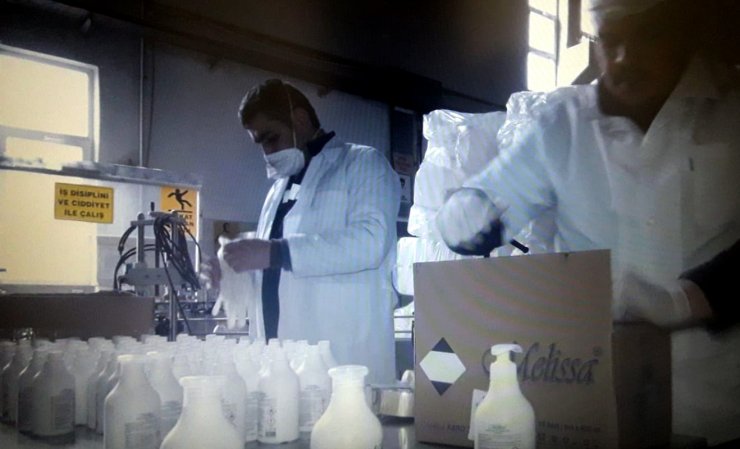 Kozmetik ve temizlik fabrikasını el dezenfektanı üretime yönlendirdi