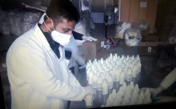 Kozmetik ve temizlik fabrikasını el dezenfektanı üretime yönlendirdi