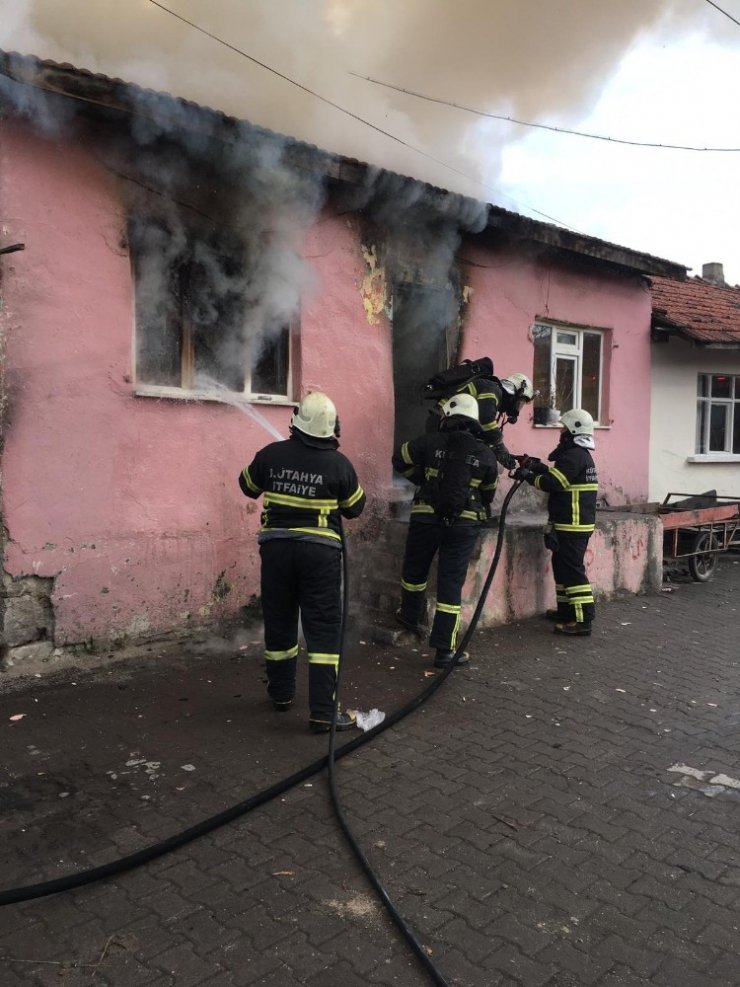 Kütahya’da ev yangını, bir itfaiye eri elektrik akımına kapıldı