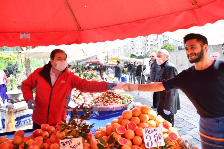 Maltepe'de semt pazarında "sosyal mesafe" uyarısı yapıldı
