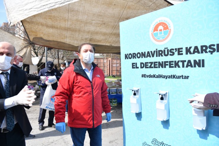 Maltepe'de semt pazarında "sosyal mesafe" uyarısı yapıldı