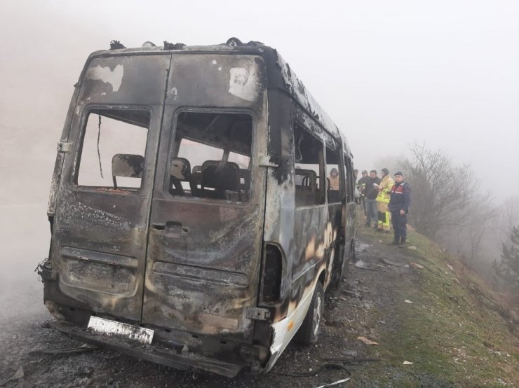 Seyir halindeyken yanan minibüs küle döndü