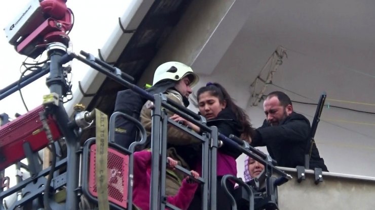 Apartmanın bodrumunda yangın çıktı, 3 çocuklu aile evde mahsur kaldı