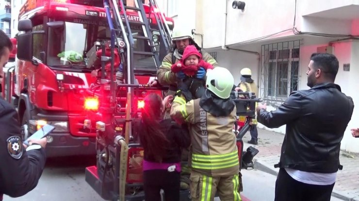 Apartmanın bodrumunda yangın çıktı, 3 çocuklu aile evde mahsur kaldı