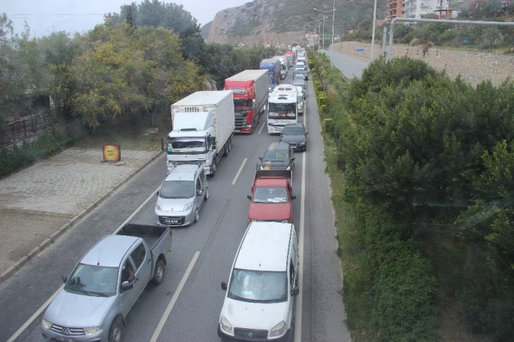Antalya’da korona virüs uygulamasında kilometrelerce araç kuyruğu