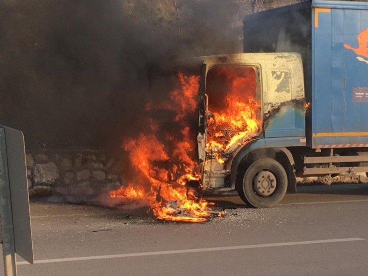 Kargo kamyonu seyir halindeyken alev alıp yandı