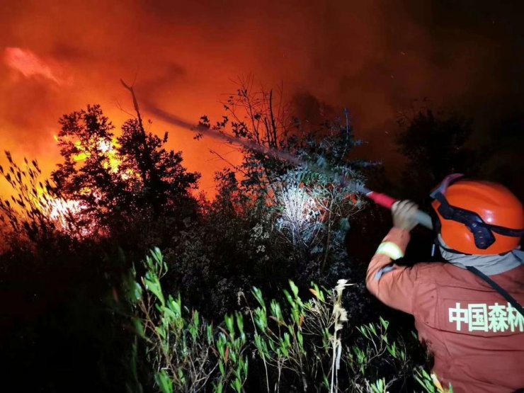 Çin’de orman yangınında itfaiye ekibi mahsur kaldı: 19 ölü