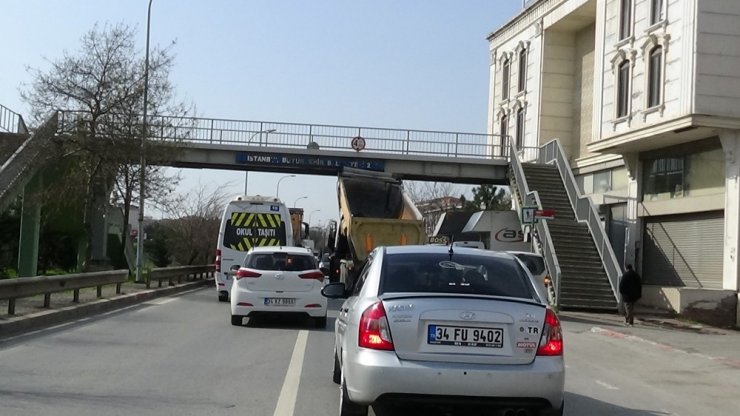 Damperi bozuk olan kamyon üstgeçide takıldı