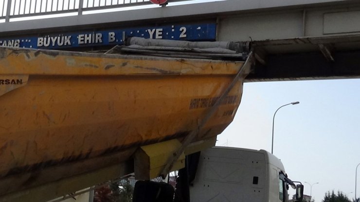 Damperi bozuk olan kamyon üstgeçide takıldı